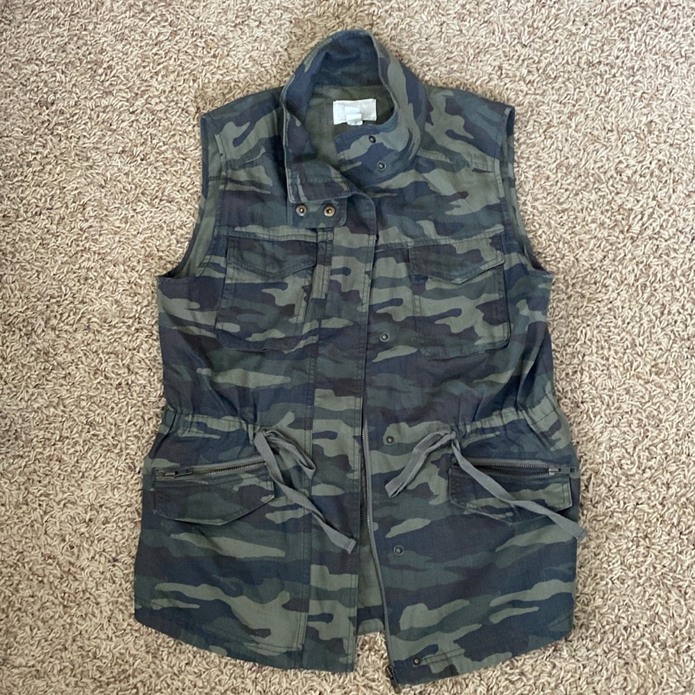 Adorable army print Caslon vest size medium
